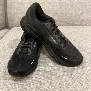 Brooks Adrenaline GTS 23 in men’s size 12(USA).  Like new condition.